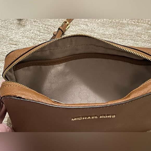 FREE w/ PURCHASE from my closet Michael Kors Jet Set Large Saffiano Cross body - Picture 5 of 11